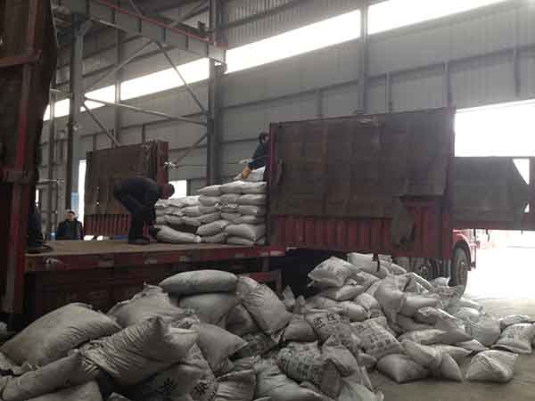 活性炭裝車現(xiàn)場